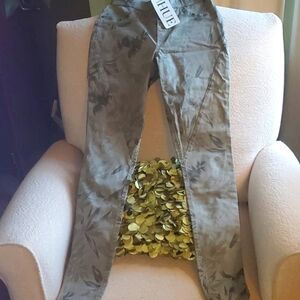 NWT Hue Green Leaf Leggings-Size Xs​​​​​​​​